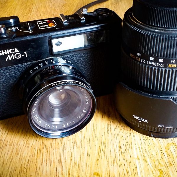 Camera com lente ao lado